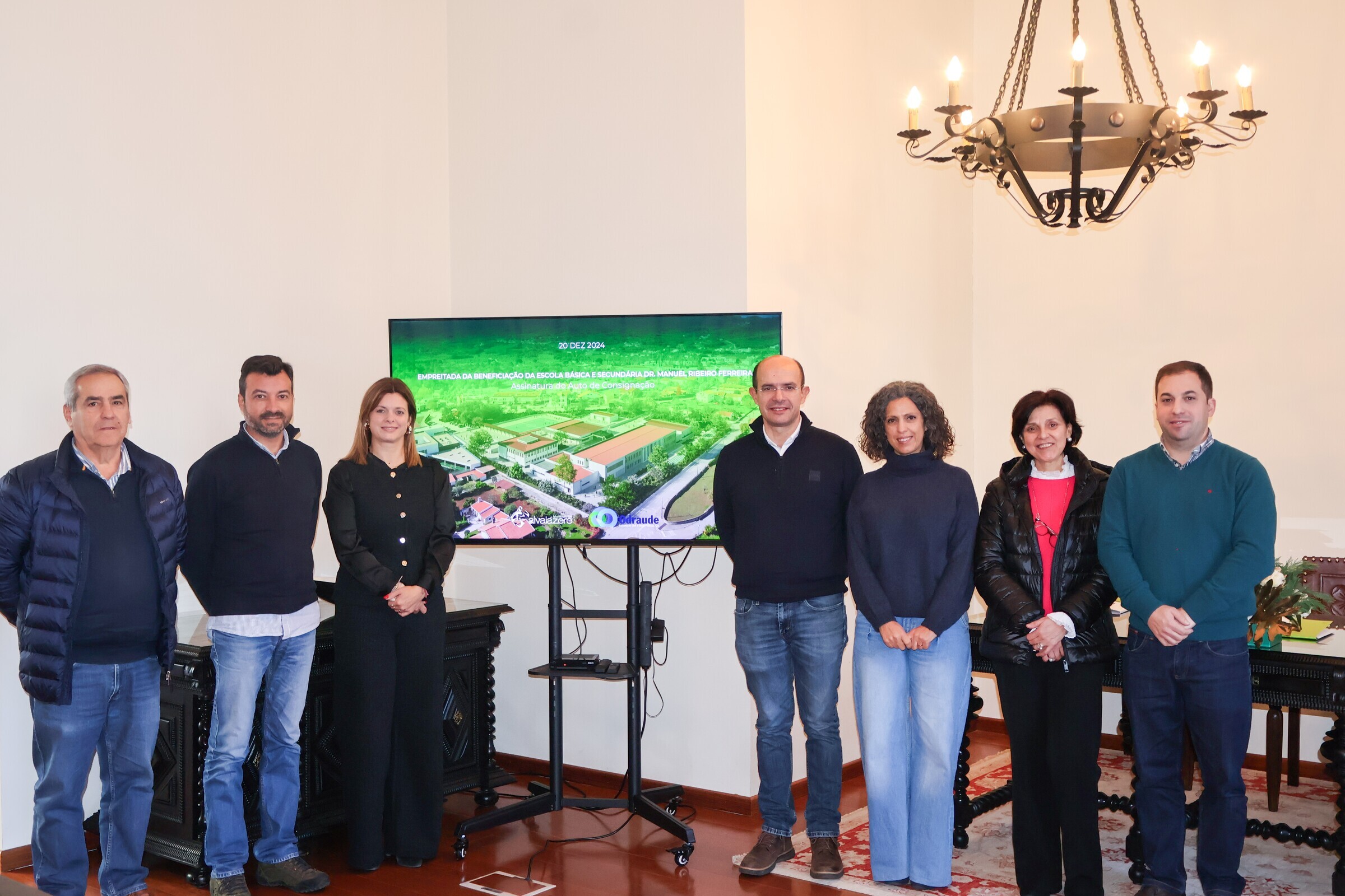 Assinatura do Auto de Consignação da Empreitada de Beneficiação da Escola Básica e Secundária de ...