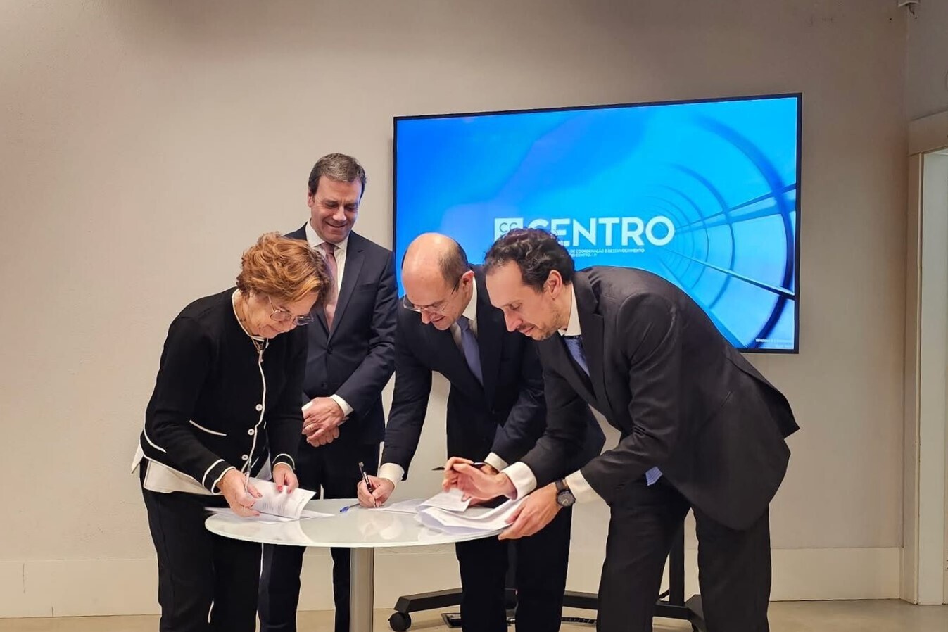 Município de Alvaiázere assina contrato de 500 mil euros para valorização do Campo de Jogos de Al...